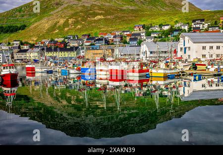 Blick auf den Hafen von Honnigsvåg, das nördlichste Fischerdorf Norwegens, Reflexion, Fischerboot, Nordkap Stockfoto