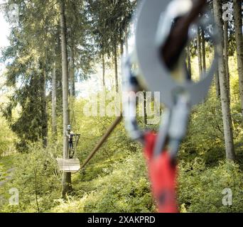 Junge im Klettergarten Stockfoto