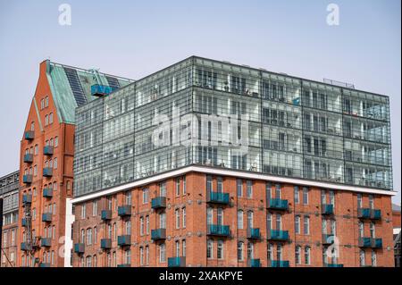 Backsteinbau am Elbufer in Hamburg Stockfoto