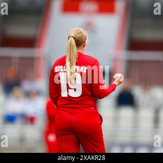 7. Juni 2024; Emirates Old Trafford Cricket Ground, Manchester, England; Charlotte Edwards Cup Cricket, Lancashire Thunder versus Southern Vipers; Sophie Ecclestone von Lancashire Thunder Stockfoto