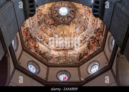 Farbenfrohe Decke der Kuppel der Kathedrale Santa Maria del Fiore in Florenz, Italien Stockfoto