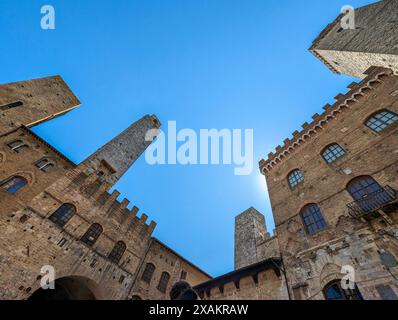 Weitwinkelblick auf die Piazza del Duomo in San Gimignano, Italien Stockfoto