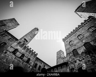 Weitwinkelblick auf die Piazza del Duomo in San Gimignano, Italien Stockfoto