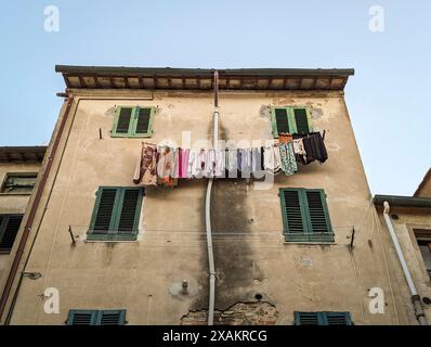 Wäschetrocknung an der Fassade eines alten Hauses in der Toskana, Italien Stockfoto