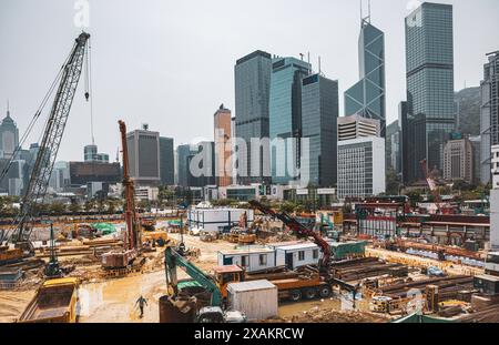 Blick auf eine Baustelle in Hongkong, Wolkenkratzer, Maschinen Stockfoto