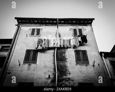 Wäschetrocknung an der Fassade eines alten Hauses in der Toskana, Italien Stockfoto