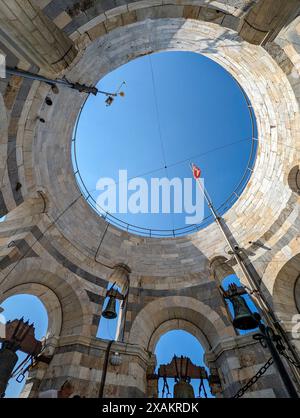 Blick oben auf den Schiefen Turm von Pisa, Italien Stockfoto