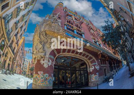 BARCELONA, KATALONIEN, SPANIEN - 14. APRIL 2024: Außenansicht des Palastes der katalanischen Musik, ein Gebäude im katalanischen Modernista-Stil Stockfoto