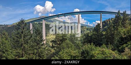 Berühmte Europa-Brücke der berühmten Brennerautobahn, die durch die alpen nach Italien führt, in Österreich Stockfoto