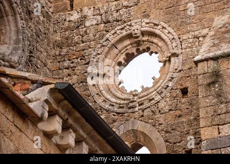 Zerstörte Fensterrosette im verlassenen Zisterzienserkloster San Galgano in der Toskana, Italien Stockfoto