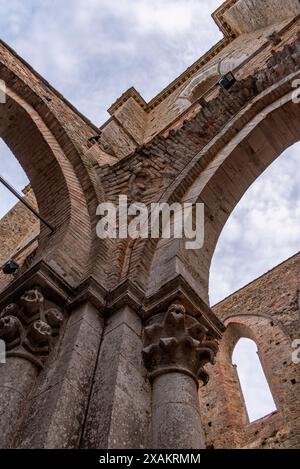 Bogen des mittelalterlichen Zisterzienserklosters San Galgano in der Toskana, Italien Stockfoto