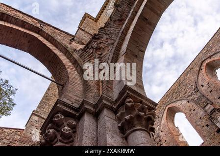 Bogen des mittelalterlichen Zisterzienserklosters San Galgano in der Toskana, Italien Stockfoto