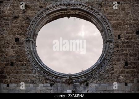 Zerstörte Fensterrosette im verlassenen Zisterzienserkloster San Galgano in der Toskana, Italien Stockfoto