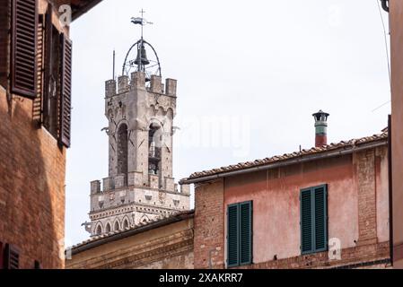 Turm des berühmten Palazzo Pubblico an der Piazza del Campo in der Innenstadt von Siena, Italien Stockfoto