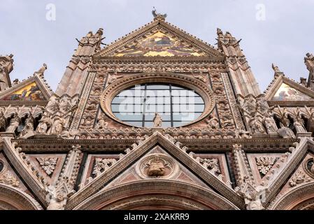 Großes gotisches Portal der Kathedrale von Siena in Italien Stockfoto