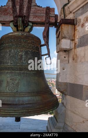 Kirchenglocken am berühmten Schiefen Turm von Pisa, Italien Stockfoto