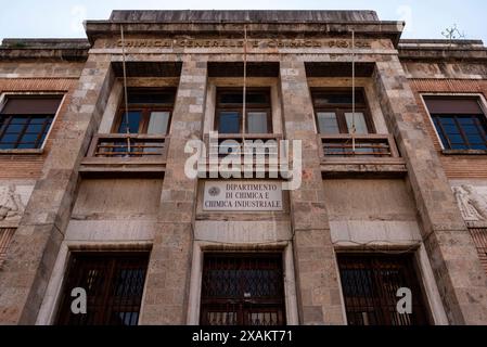 Verlassene Fassade der Fakultät für industrielle Chemie der Universität Pisa, Italien Stockfoto