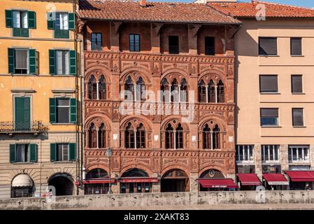 Alte malerische Häuser am Ufer des Arno in Pisa, Italien Stockfoto