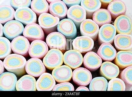 Blick von oben auf einen farbenfrohen, süßen Marshmallow mit strukturiertem Hintergrund. Selektiver Fokus auf den zentralen Teil. Stockfoto