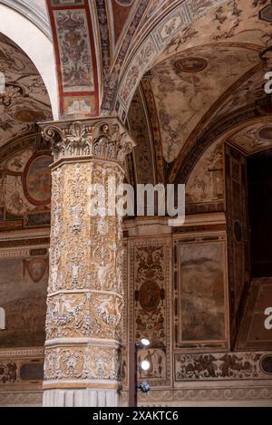 Wandfresken des reich dekorierten Innenhofs des Palazzo Vecchio in Florenz, Italien Stockfoto