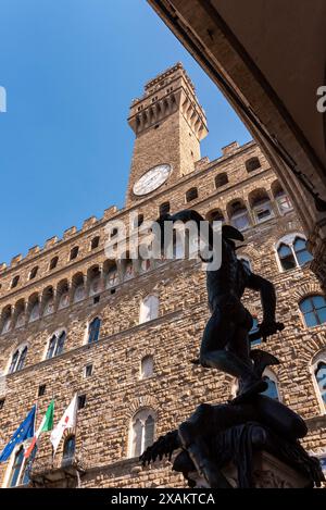 Statue des Perseus, der die Medusa von Benvenuto Cellini in der Loggioa dei Lanzi in Florenz enthauptet, Palazzo Vecchio hinten, Italien Stockfoto