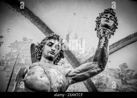 Statue des Perseus, der die Medusa von Benvenuto Cellini in der Loggioa dei Lanzi in Florenz, Italien, enthauptet Stockfoto