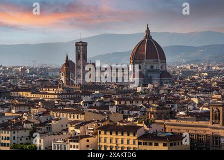 Skyline der Innenstadt von Florenz bei Sonnenuntergang, von der berühmten Piazzale Michelangelo aus gesehen, Italien Stockfoto