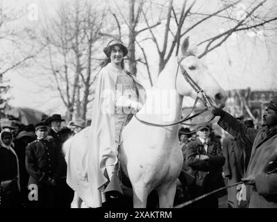 Inez Milholland - Wahlrechtsparade, 1913. Zeigt Inez Milholland Boissevain in weißem cape auf weißem Pferd bei der National American Woman Suffrage Association Parade am 3. März 1913 in Washington, D.C. Stockfoto