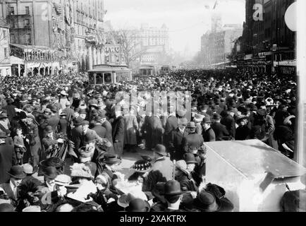 Die Leute auf der Penn Ave. Sehen die Suffrage-Parade, 1913. Foto aufgenommen bei der Parade der National American Woman Suffrage Association in Washington, D.C. am 3. März 1913, einen Tag vor der Amtseinführung von Präsident Wilson. Stockfoto