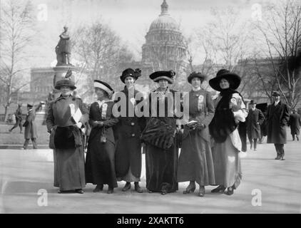 Mrs. McLennan, Mrs. Althea Taft, Mrs. Lew Bridges, Mrs. Burleson, Alberta Hill, Miss Ragsdale, 1913. Foto, aufgenommen bei der Parade der National American Woman Suffrage Association in Washington, D.C., am 3. März 1913 mit (von links nach rechts) Mrs. Russell McLennan, Mrs. Althea Taft, Mrs. Lew Bridges, Mrs. Richard Coke Burleson, Alberta Hill und Miss F. Ragsdale. Stockfoto