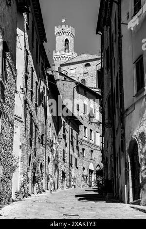 Via Porta All Arco im historischen Zentrum von Volterra Stockfoto