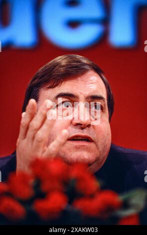 John Prescott sprach bei einer Pressekonferenz der Labour Party während der Wahlkampagne 1997 in Millbank, London, Großbritannien. April 1997 Stockfoto