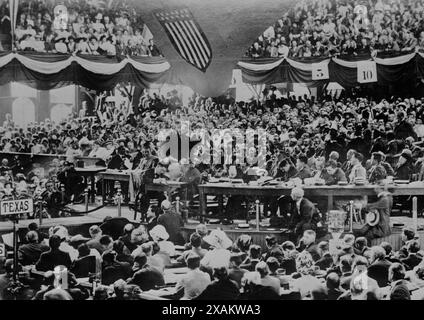 Roosevelt spricht in der Kongresshalle, Chicago, 1912. Er zeigt Theodore Roosevelt auf dem ersten Kongress der Progressiven Partei. Sie trafen sich im August 1912 in Chicago, Illinois, und nominierten ihn für die Präsidentschaftskandidatur. Stockfoto