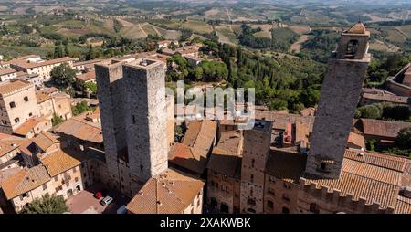 Großer Panoramablick über die Innenstadt von San Gimignano, Torri dei Salvucci und Torre Rognosa im Zentrum, von Torre Grosso, Italien Stockfoto