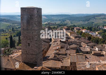 Großer Panoramablick über die Innenstadt von San Gimignano und Torre Ficarelli, von Torre Grosso, Italien Stockfoto