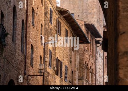 Fassade typischer mittelalterlicher Wohnhäuser im Zentrum von San Gimignano, Italien Stockfoto