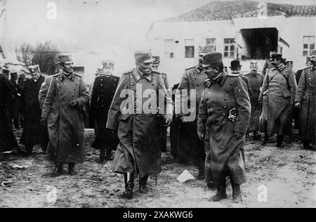 König Servia in Uskub, zwischen 1910 und 1915. Zeigt Peter I., König von Serbien (links in der Mitte) in Skopje, Mazedonien. Stockfoto