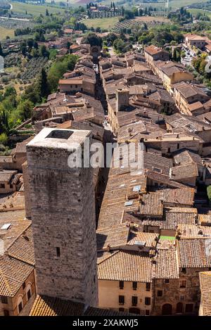 Großer Panoramablick über die Innenstadt von San Gimignano, Torre Ficarelli im Zentrum, von Torre Grosso, Italien Stockfoto