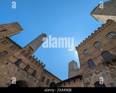 Weitwinkelblick auf die Piazza del Duomo in San Gimignano, Italien Stockfoto