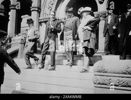 Gouverneur Hadley [und] T. Roosevelt, zwischen 1910 und 1915. Zeigt Gouverneur Herbert Hadley von Missouri mit Präsident Theodore Roosevelt. Stockfoto