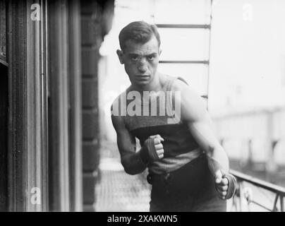 Leach Cross, zwischen C1910 und C1915. Zeigt den amerikanischen Leichtgewicht-Boxer Leach Cross (1886–1957), dessen Geburtsname Louis Charles Wallach war. Stockfoto