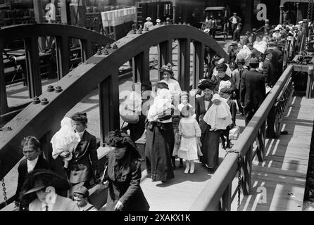 An Bord der Fähre für einen Ausflug an der frischen Luft, 1913. Wahrscheinlich zeigt sie Mütter und ihre Kinder, die mit einer Fähre nach Sea Breeze auf Coney Island fuhren, auf einer Reise, die vom Fresh Air Home der New York Association gesponsert wurde, um den Zustand der Armen zu verbessern. Stockfoto