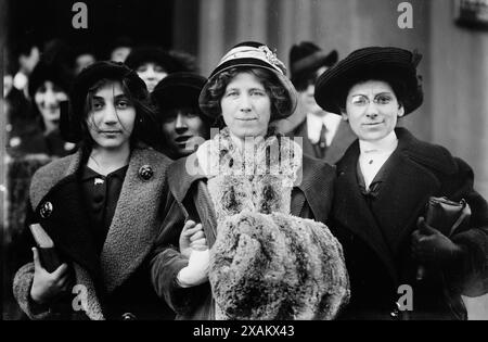 14 Jahre Der alte Stürmer Fola La Follette und Rose Livingston, 1913. Zeigt die Wahlrechtsaktivistin Flora Dodge „Fola“ La Follette (1882–1970), die Sozialreformerin und Missionarin Rose Livingston und eine junge Streikerin während eines Bekleidungsstreiks in New York City im Jahr 1913. Stockfoto