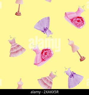 Nahtloses Nähmuster mit Dummies und Vintage-Kleidern in Pink und Flieder. Helles Aquarell handgezeichnete Illustration auf gelbem Hintergrund für Verpackung, Stockfoto