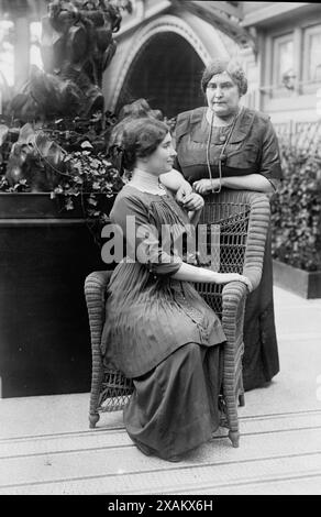 Helen Keller &amp; Mrs. Macy, 1913. Zeigt Helen Keller (1880–1968) mit ihrer Lehrerin Anne Sullivan Macy (1866–1936) möglicherweise auf der International Flower Show, New York City, April 1913. Stockfoto