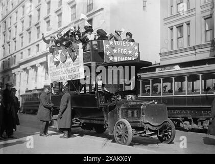 Washington Hikers, 1913. Zeigt Suffragisten im Bus in New York City, Teil der Wanderung nach Washington, D.C., die am 3. März 1913 an der Parade der National American Woman Suffrage Association teilnahm. Stockfoto