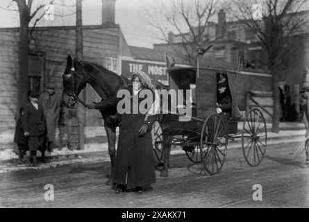 Eliz Freeman auf dem Weg nach Wash'n, 1913. Zeigt die Suffragistin Elizabeth Freeman von der New York State Suffrage Association mit Pferd und Kutsche auf ihrem Weg zum wahlrechtsmarsch am 3. März 1913 in Washington, D.C. Stockfoto