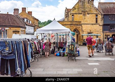 Shopper auf dem Thursday Street Market im Stadtzentrum von Sherborne. Sherborne ist eine Marktgemeinde in NW Dorset im Südwesten Englands Stockfoto