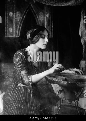 Napierkowska, zwischen 1910 und 1915. Zeigt die französische Schauspielerin, Tänzerin und Stummfilmstar Stacia Napierkowska (1891–1945). Stockfoto