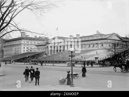 Stellen Sie sich vor dem Treasury Building, 1913. Shows wurden vor dem Treasury Building in Washington, D.C. errichtet, wahrscheinlich zur Einweihung von Woodrow Wilson, die am 4. März 1913 stattfand. Stockfoto